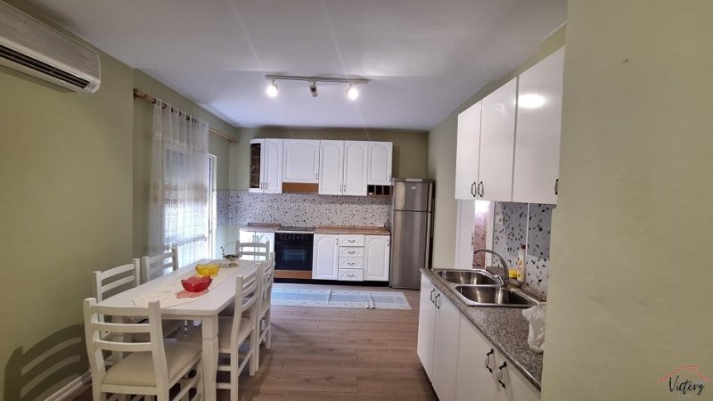 Tirane, jepet me qera apartament 3+1+Ballkon Kati 2, 100 m² 700 € (Xhamllik)
