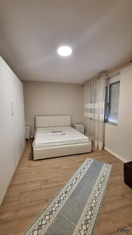 Tirane, jepet me qera apartament 3+1+Ballkon Kati 2, 100 m² 700 € (Xhamllik)