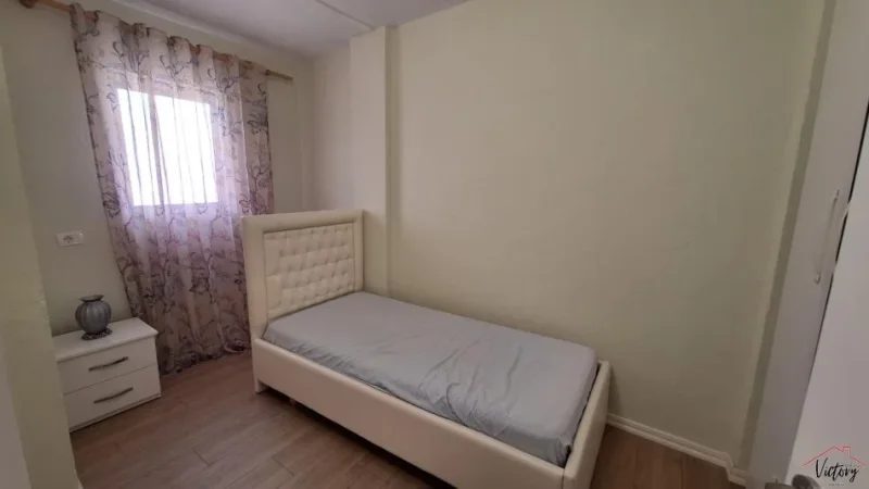 Tirane, jepet me qera apartament 3+1+Ballkon Kati 2, 100 m² 700 € (Xhamllik)