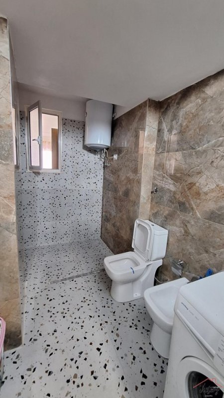 Tirane, jepet me qera apartament 3+1+Ballkon Kati 2, 100 m² 700 € (Xhamllik)