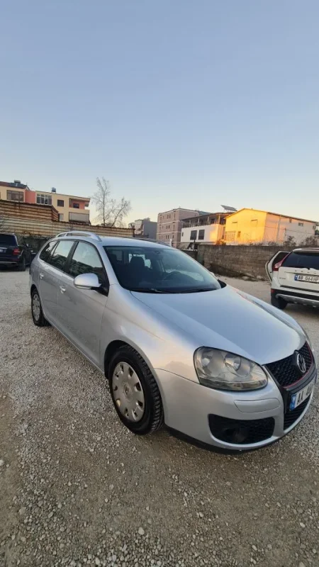 Tirane, shes me portobagazh Volkswagen Golf 5 Nafte, gri metalizato manuale Klima 4.000 €