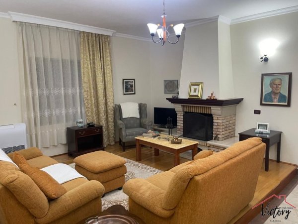 Tirane, jepet me qera apartament 3+1 Kati 1, 240 m² 1.000 € (Qytet Studenti)