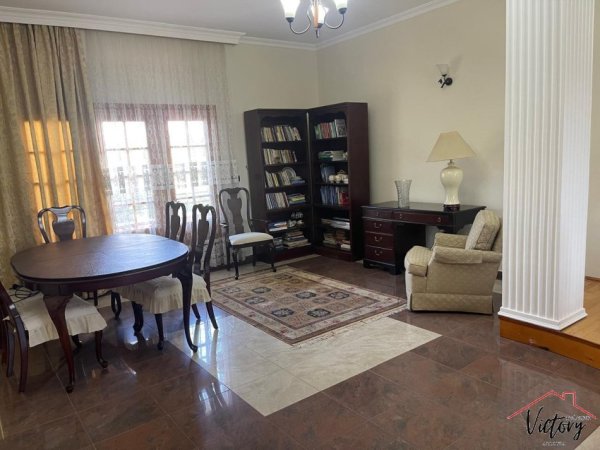 Tirane, jepet me qera apartament 3+1 Kati 1, 240 m² 1.000 € (Qytet Studenti)