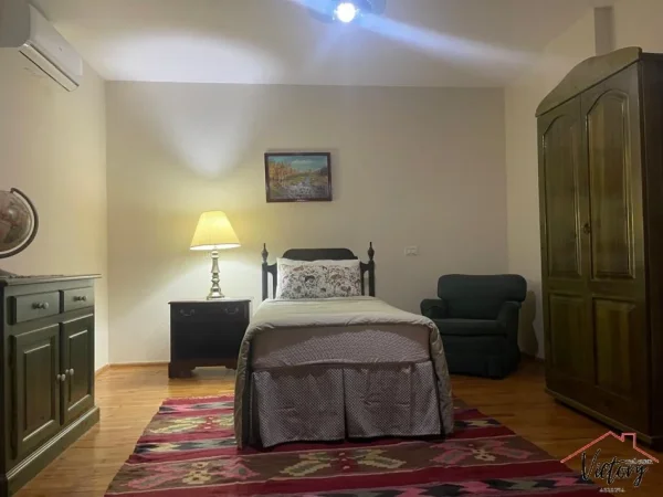 Tirane, jepet me qera apartament 3+1 Kati 1, 240 m² 1.000 € (Qytet Studenti)