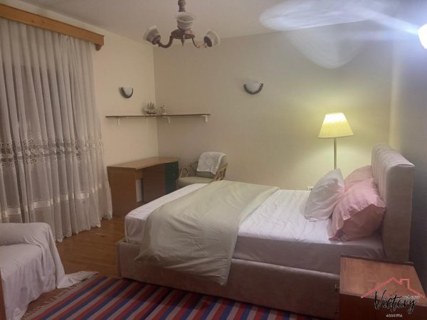 Tirane, jepet me qera apartament 3+1 Kati 1, 240 m² 1.000 € (Qytet Studenti)