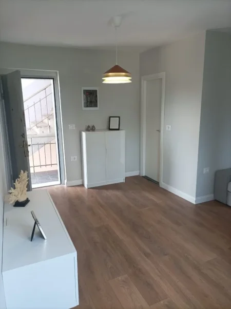 Tirane, jepet me qera apartament 1+1 Kati 3, 450 € 