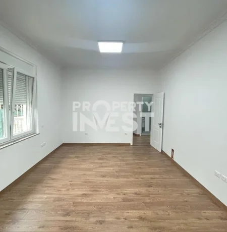 Tirane, jepet me qera ambjent biznesi Kati 2, 147 m² 1.500 € (Rruga e Durresit)