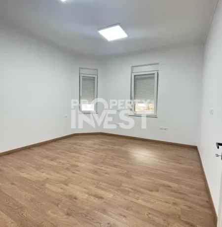 Tirane, jepet me qera ambjent biznesi Kati 2, 147 m² 1.500 € (Rruga e Durresit)