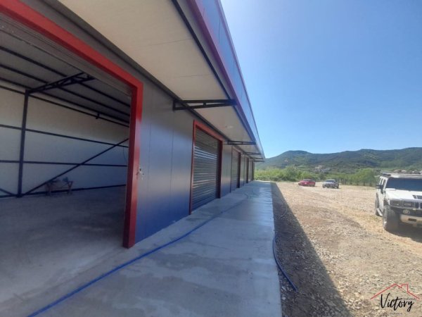 Tirane, jepet me qera magazine Kati 0, 240 m² 2.000 € (Tufine)