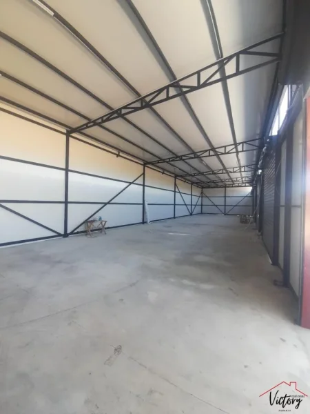 Tirane, jepet me qera magazine Kati 0, 240 m² 2.000 € (Tufine)