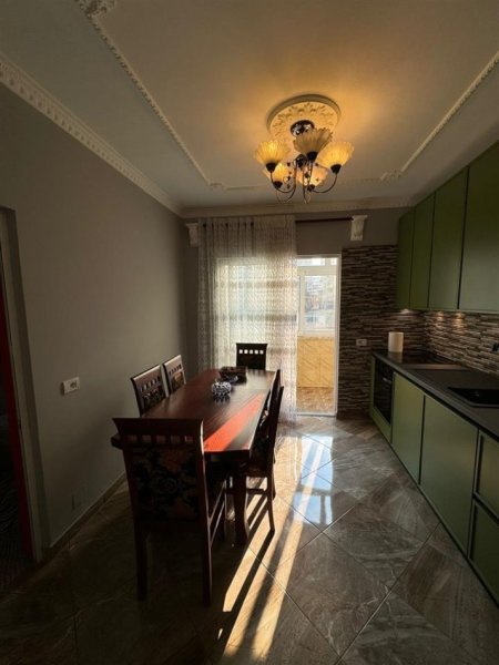 Tirane, jepet me qera apartament 2+1 Kati 4, 108 m² 1.000 € (Libri universitar)