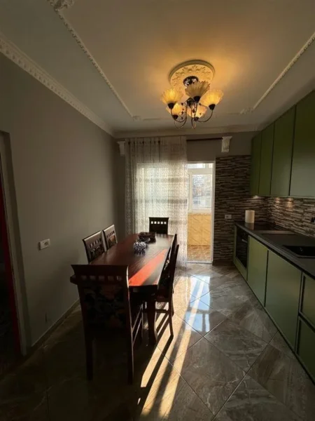 Tirane, jepet me qera apartament 2+1 Kati 4, 108 m² 1.000 € (Libri universitar)