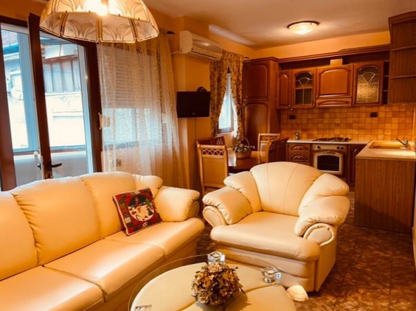 Tirane, jepet me qera apartament 1+1+Ballkon Kati 2, 70 m² 550 € (Garda)
