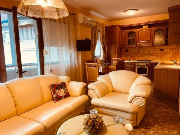 Tirane, jepet me qera apartament 1+1+Ballkon Kati 2, 70 m² 550 € (Garda)