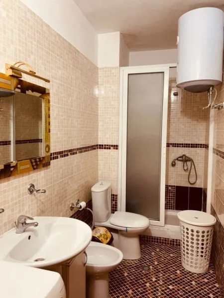 Tirane, jepet me qera apartament 1+1+Ballkon Kati 2, 70 m² 550 € (Garda)