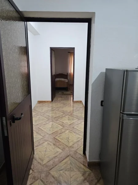 Tirane, jepet me qera Vile 1+1 Kati 1, 50 m² 300 € (Allias)