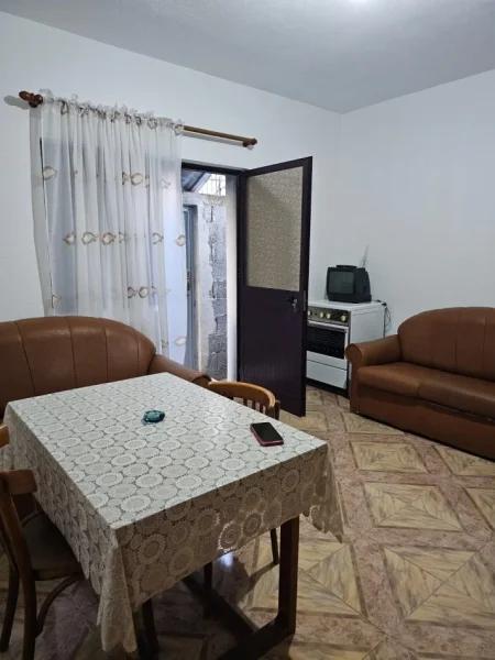 Tirane, jepet me qera Vile 1+1 Kati 1, 50 m² 300 € (Allias)