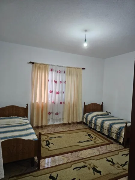Tirane, jepet me qera Vile 1+1 Kati 1, 50 m² 300 € (Allias)