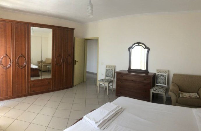 Tirane, jepet me qera apartament 2+1+Ballkon Kati 7, 108 m² 550 € (Rruga e Kavajes)