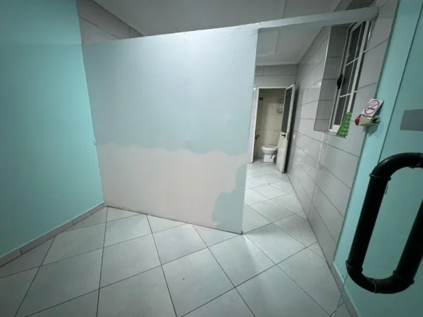 Tirane, jepet me qera ambjent biznesi Kati 0, 17 m² 300 € (Isuf Elezi)