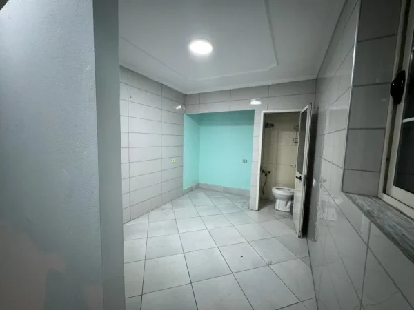 Tirane, jepet me qera ambjent biznesi Kati 0, 17 m² 300 € (Isuf Elezi)