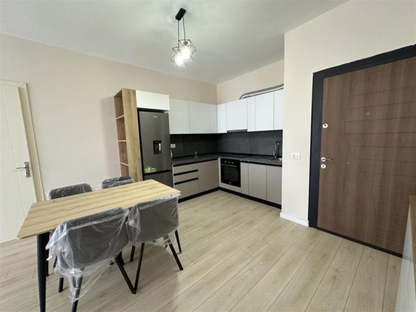 Tirane, jepet me qera apartament 2+1 Kati 8, 100 m² 550 € (Ish Fusha e Aviacionit)