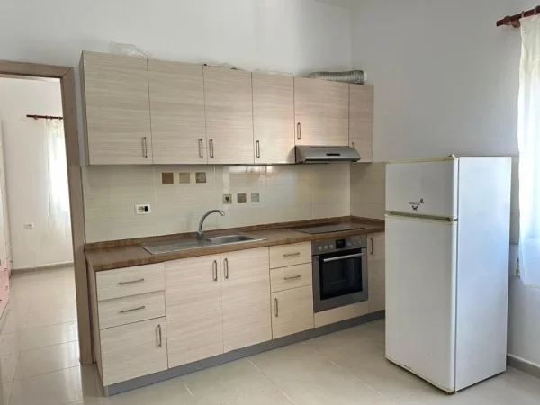 Tirane, jepet me qera apartament 1+1 Kati 1, 55 m² 350 € (Ish Tregu Elektrik)