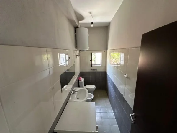 Tirane, jepet me qera apartament 1+1 Kati 1, 55 m² 350 € (Ish Tregu Elektrik)