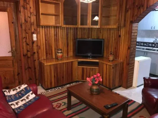 Tirane, jepet me qera apartament 1+1 Kati 2, 70 m² 400 € (Medrese)