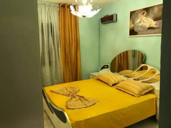 Tirane, jepet me qera apartament 1+1 Kati 2, 70 m² 400 € (Medrese)