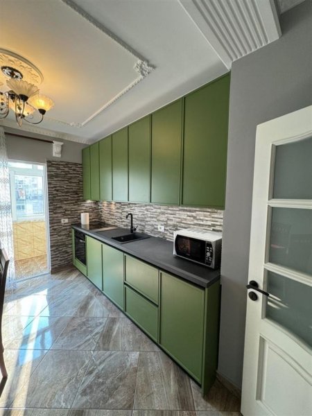 Tirane, jepet me qera apartament 2+1+Ballkon Kati 4, 109 m² 1.000 € (Libri Universitar, Bllok)