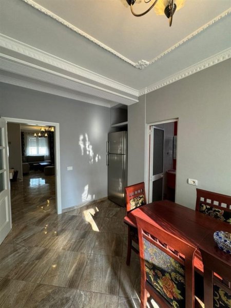 Tirane, jepet me qera apartament 2+1+Ballkon Kati 4, 109 m² 1.000 € (Libri Universitar, Bllok)