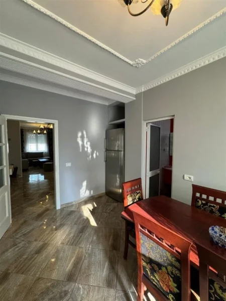 Tirane, jepet me qera apartament 2+1+Ballkon Kati 4, 109 m² 1.000 € (Libri Universitar, Bllok)