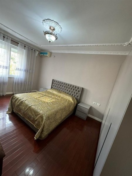 Tirane, jepet me qera apartament 2+1+Ballkon Kati 4, 109 m² 1.000 € (Libri Universitar, Bllok)