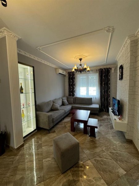Tirane, jepet me qera apartament 2+1+Ballkon Kati 4, 109 m² 1.000 € (Libri Universitar, Bllok)