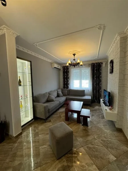 Tirane, jepet me qera apartament 2+1+Ballkon Kati 4, 109 m² 1.000 € (Libri Universitar, Bllok)