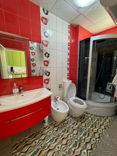 Tirane, jepet me qera apartament 2+1+Ballkon Kati 4, 109 m² 1.000 € (Libri Universitar, Bllok)
