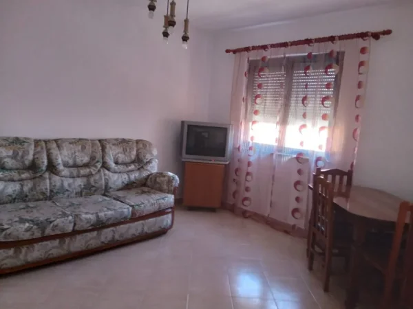 Tirane, jepet me qera apartament 1+1+Ballkon Kati 4, 50 m² 350 € (PAZARI I RI)