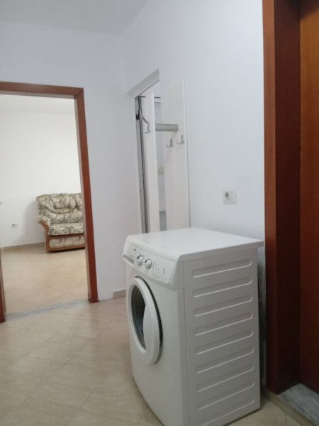 Tirane, jepet me qera apartament 1+1+Ballkon Kati 4, 50 m² 350 € (PAZARI I RI)