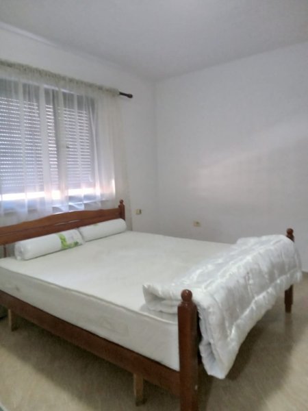 Tirane, jepet me qera apartament 1+1+Ballkon Kati 4, 50 m² 350 € (PAZARI I RI)