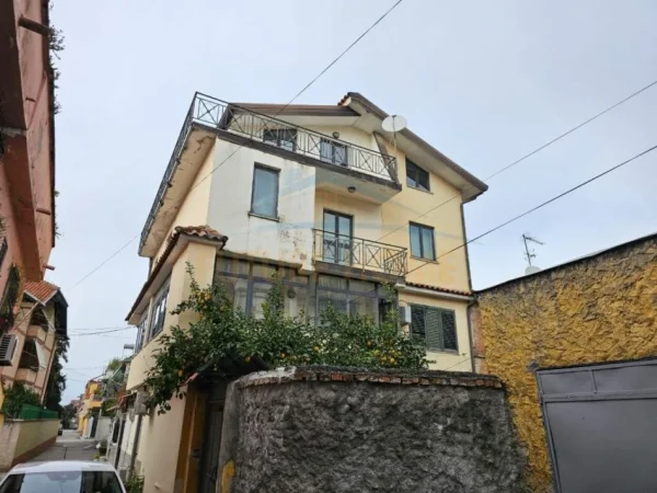 Tirane, jepet me qera Vile 3 Katshe Kati 3, 390 m² 1.500 € (Rruga "Xhanfize Keko")