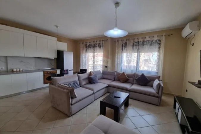 Tirane, jepet me qera 2+1 Kati 10, 93 m² 900 € (APARTAMENT 2+1+2+GARAZH PER QIRA NE QENDER)
