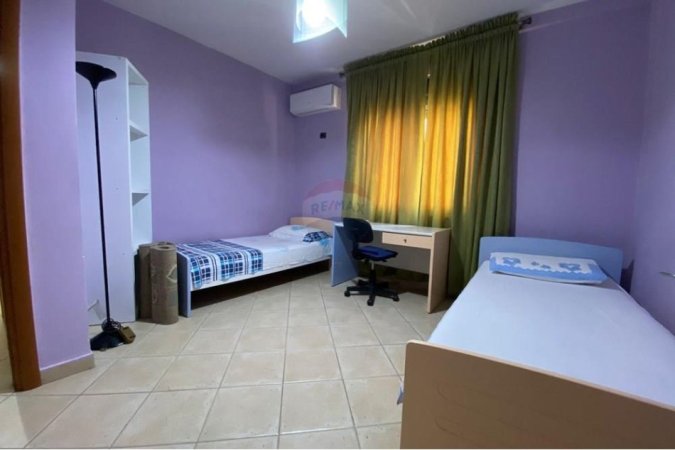 Tirane, jepet me qera 2+1 Kati 10, 93 m² 900 € (APARTAMENT 2+1+2+GARAZH PER QIRA NE QENDER)