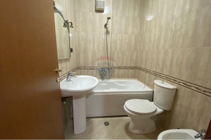 Tirane, jepet me qera 2+1 Kati 10, 93 m² 900 € (APARTAMENT 2+1+2+GARAZH PER QIRA NE QENDER)