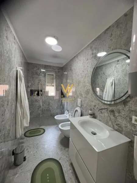 Tirane, shitet Vile 3+1+Ballkon Kati 0, 216 m² 324.000 € (RRUGA 5 MAJI)