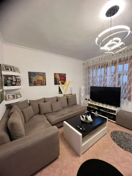 Tirane, shitet Vile 3+1+Ballkon Kati 0, 216 m² 324.000 € (RRUGA 5 MAJI)