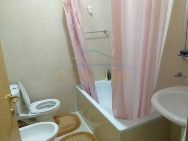 Tirane, jepet me qera apartament 2+1 Kati 8, 112 m² 850 € (. Apartamenti ndodhet pranë Ambasadës Amerikane)
