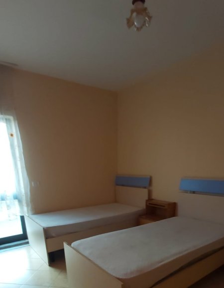 Durres, jepet me qera apartament 2+1+Ballkon Kati 3, 100 m² (Ne qender te Durresit)