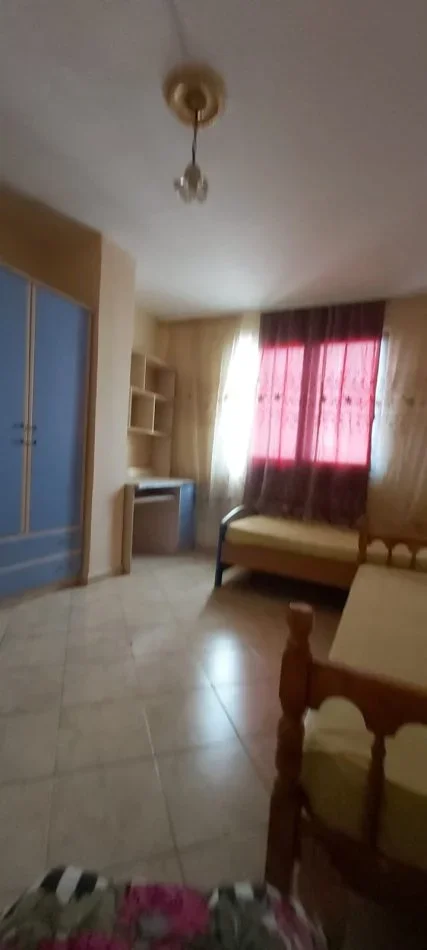 Durres, jepet me qera apartament 2+1+Ballkon Kati 3, 100 m² (Ne qender te Durresit)