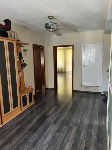 Tirane, jepet me qera Vile 3 Katshe Kati 2, 170 m² 600 € (Breyli)